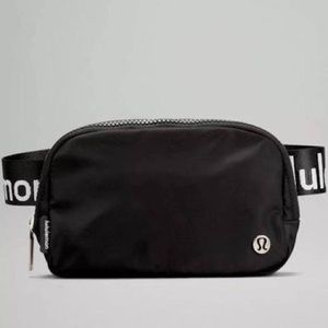 Lululemon Everywhere Belt Bag *Wordmark
Extended Letters Logo Strap Black/White